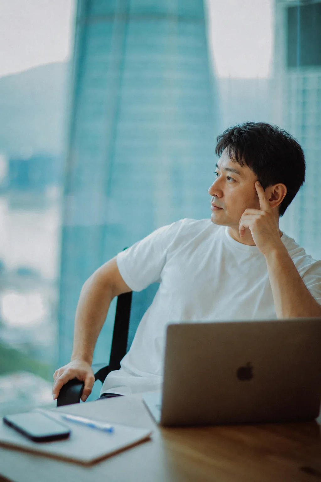 ノートパソコンの前で判断を整理する人物